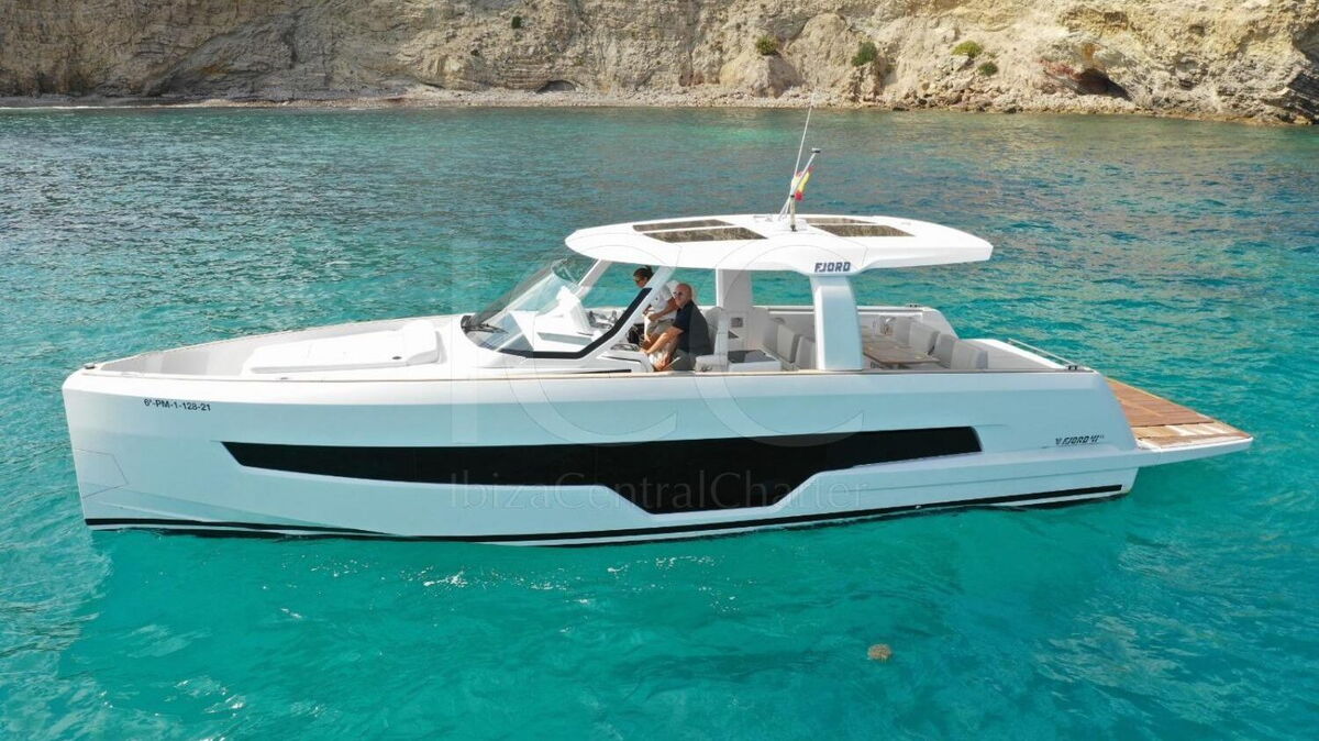 Fjord 41 XL — stern view